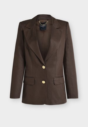 Σκούρο καφέ tailored σακάκι με φαρδιές πέτσες, δύο χρυσά κουμπιά, τσέπες με καπάκι και εμφανές αλυσιδάκι μέσα στο γιακά.