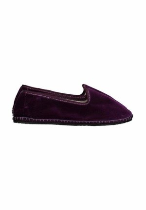 Pantofola in velluto viola dalla forma arrotondata, con cuciture a contrasto lungo la suola e una consistenza morbida, adatta per l'uso indoor.
