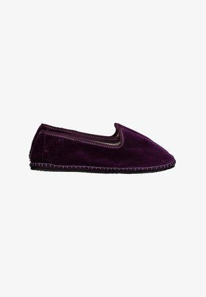 Pantofola in velluto viola dalla forma arrotondata, con cuciture a contrasto lungo la suola e una consistenza morbida, adatta per l'uso indoor.