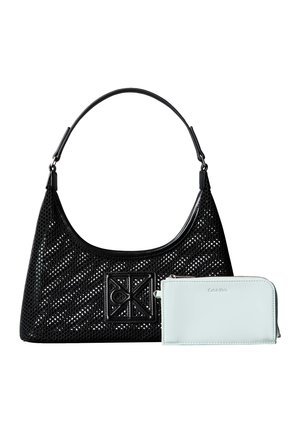 Črna mrežasta torbica z diagonalnim vzorcem in črno značko z logotipom, v kombinaciji z gladkim svetlo modrim denarnico Calvin Klein z zadrgo.