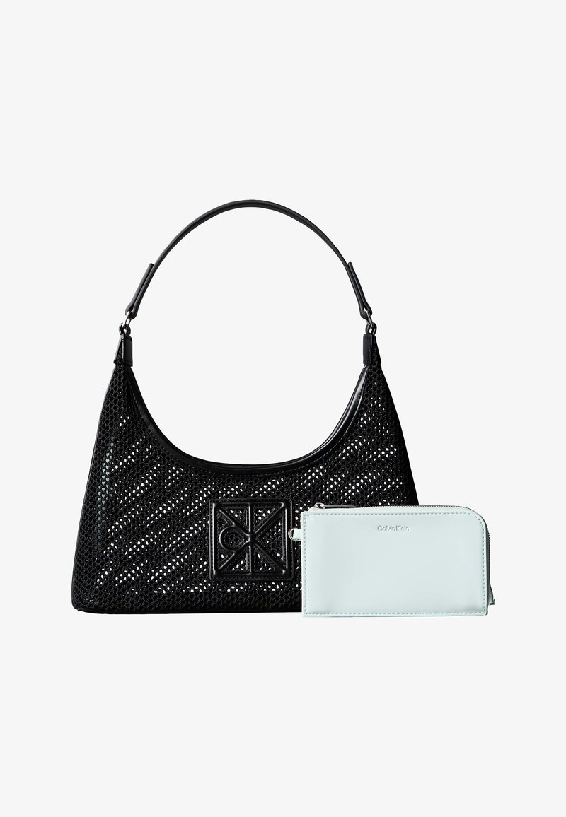 Sac à main en mesh noir avec un motif diagonal et un patch logo noir, assorti à un portefeuille Calvin Klein lisse bleu clair avec fermeture éclair.