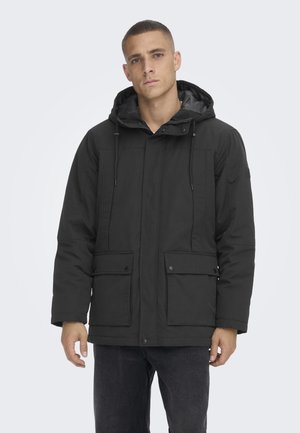 Schwarze isolierte Parka mit Kapuze, ausgestattet mit zwei vorderen Taschen, einem Reißverschluss und Kordelzugakzenten für eine anpassbare Passform. Glatte Textur.