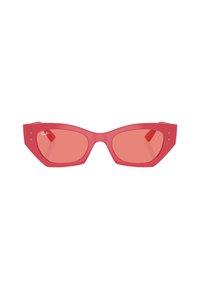 Occhiali da sole rossi angolari con finitura opaca e lenti rosa sfumate. Presentano piccoli dettagli argentati e un design geometrico prominente.