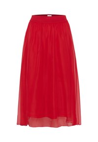 Falda roja y fluida de tela ligera, con una cintura elástica fruncida y un forro hasta la cadera que añade movimiento y transparencia.