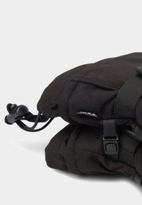 Borsa nera imbottita con tessuto testurizzato, dotata di chiusura con coulisse e fibbia. Design compatto con bordi curvi e hardware minimale.