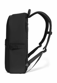 Schwarzer Rucksack mit einem schlanken, rechteckigen Design. Hergestellt aus strapazierfähigem Material, ausgestattet mit verstellbaren Riemen und einem seitlichen Schnallenverschluss für zusätzliche Sicherheit.