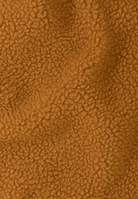 Tissu en polaire texturé de couleur marron terreux chaud, présentant une surface douce et duveteuse avec un motif légèrement irrégulier.