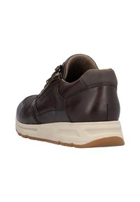 Bruna lädersneakers med en texturerad överdel, vadderad krage och vit gummisula. Har en sidoguld och ljusbruna accenter.