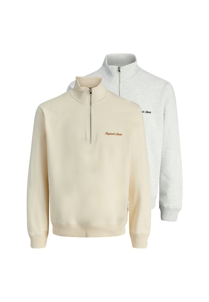 To zip-up sweatshirts: en creme med høj krave og broderet logo, og en grå med et lignende design og ribbede manchetter.