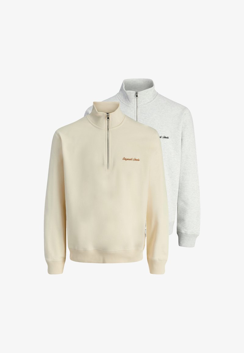 To zip-up sweatshirts: en creme med høj krave og broderet logo, og en grå med et lignende design og ribbede manchetter.