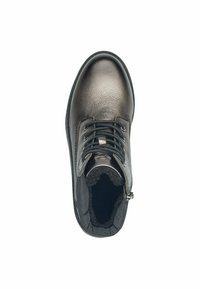 Botín de tobillo de cuero negro con un acabado metálico, puntera redonda y cordones negros. El forro interior parece suave, con un cierre de cremallera en el lado.