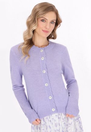 Liila neulecardigan, jossa on aaltoileva kaula-aukko, ribbireuna ja seitsemän koristepainiketta edessä. Pitkät hihat, joissa on peukalokuopat.