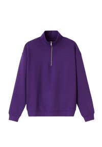 Sweat-shirt violet avec un col montant et une fermeture à demi-fermeture éclair. Confectionné en tissu doux, il présente des manches longues et une coupe décontractée.