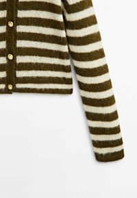 Cardigan tricoté avec rayures horizontales vert olive et crème, une texture douce et des boutons dorés sur le devant.
