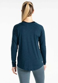 Langärmliges Sportshirt in Dunkelblau, mit glatter Oberfläche und abgerundetem Saum. Hergestellt aus atmungsaktivem Material mit dezentem Melange-Muster.