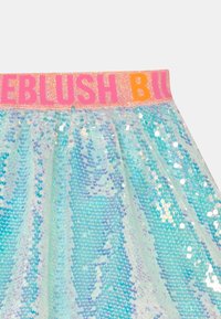 Jasnoniebieska spódnica z cekinów o marszczonym wzorze, z różowo-pomarańczowym błyszczącym paskiem w talii z napisem "BLUSH".