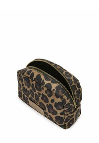 Make-up tas in luipaardprint met gouden ritssluitingen, gemaakt van duurzaam stof. Ronde vorm en een vlakke basis voor stabiliteit.