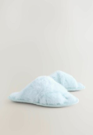 Lichtblauwe fuzzy pantoffels met een zachte textuur en afgeronde vorm, met een naadloos ontwerp en zonder zichtbare hardware of accenten.