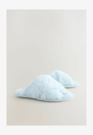 Lichtblauwe fuzzy pantoffels met een zachte textuur en afgeronde vorm, met een naadloos ontwerp en zonder zichtbare hardware of accenten.