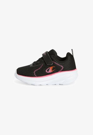 Sneaker in rete nera con suola in gomma bianca, dettagli rosa e una fascia in Velcro. Presenta cuciture decorative e una linguetta sul retro per indossarla facilmente.
