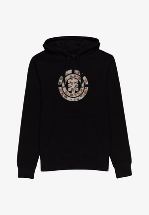 Sudadera negra con bolsillo tipo canguro en la parte frontal, que presenta un logo con patrón de camuflaje en el centro. Confeccionada con un tejido suave y texturizado.
