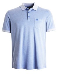 Polo bleu clair en tissu doux, avec un col contrastant, une patte de boutonnage à trois boutons et une petite poche avec logo.