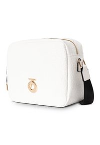 Borsa a tracolla bianca con texture, con un accento del logo dorato e una tracolla nera. Ha una chiusura con zip e forma rettangolare.