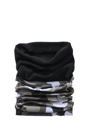 Zwarte fleece nekwarmer met een camouflagepatroon stofgedeelte, plat getoond tegen een witte achtergrond.