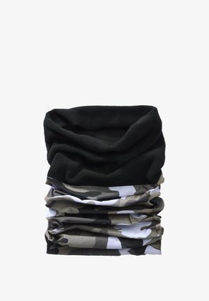 Fekete polár nyakmelegítő álcázott mintás anyagrésszel, fehér háttér előtt laposan bemutatva.