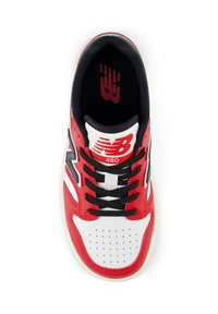 Roter und weißer Sportschuh mit schwarzen Akzenten, Schnürdesign, perforiertem Zehenbereich und Logodetail auf der Zunge und der Seite.