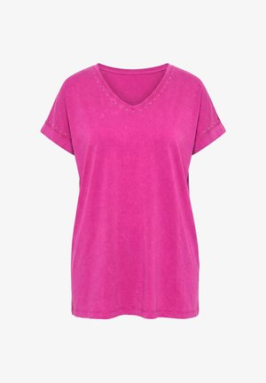Blusa a maniche corte di colore rosa acceso con scollo a V e piccoli borchietti argento che decorano il colletto e i bordi delle maniche.