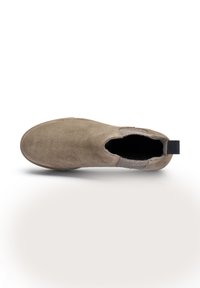 Botín de ante en marrón claro. Presenta una punta redonda, paneles laterales elásticos y una lengüeta en el talón. Textura suave y diseño aerodinámico.