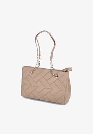 Beige Stepp-Tote mit kettenverzierten Schulterriemen und Reißverschluss. Glattes synthetisches Material mit geometrischem Muster.