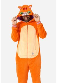 Un pigiamino di peluche arancione con design di gatto, dotato di cappuccio con orecchie, grandi occhi e un sorriso. Ha una zip frontale e tasche.