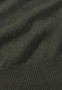 Dunkelgrüner Strickstoff mit einer weichen Textur, versehen mit einem gerippten Saum unten und einer glatten Oberfläche darüber.