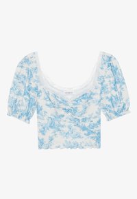 Blomstret bluse i lyseblå og hvid, med puffærmer, bådudskæring, blondedetaljer og en bølget kant.