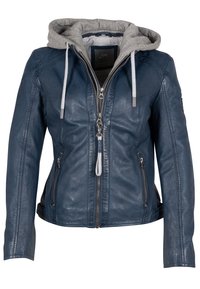 Giacca in pelle blu navy con cappuccio grigio. Presenta una cerniera frontale, due tasche laterali e coulisse sul cappuccio. Texture liscia.