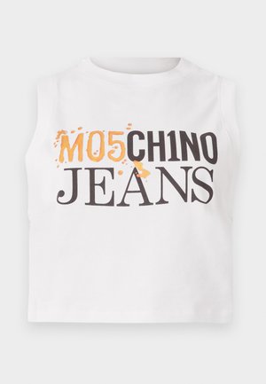 Weißes ärmelloses Baumwoll-Crop-Top mit dem Aufdruck "MO5CH1NO JEANS" in Schwarz und Orange, mit einer leicht strukturierten Oberfläche.