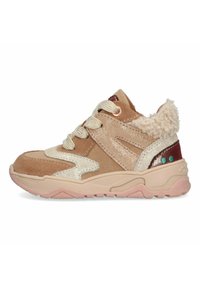 Sneakers met een bovenkant van suède in tan, accenten in glinsterend goud en bordeauxrood, en een fluffy crèmekleurige kraag; roze rubberen zool.