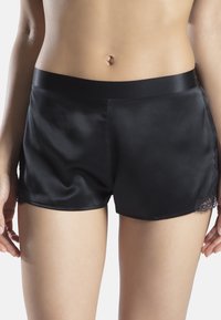 Shorts en satin noir avec une texture lisse, ornés d'accents en dentelle sur les côtés et d'une taille élastique simple.