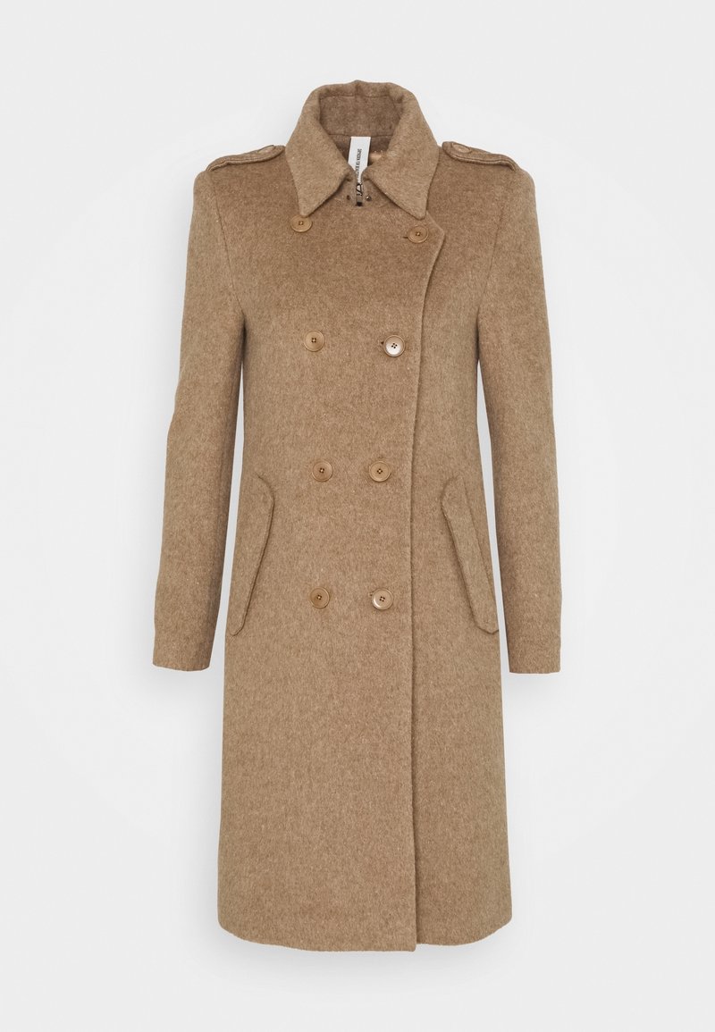 Abrigo de mezcla de lana marrón con un diseño de doble botonadura, cuello y dos bolsillos laterales. Presenta seis botones y un silueta recta.