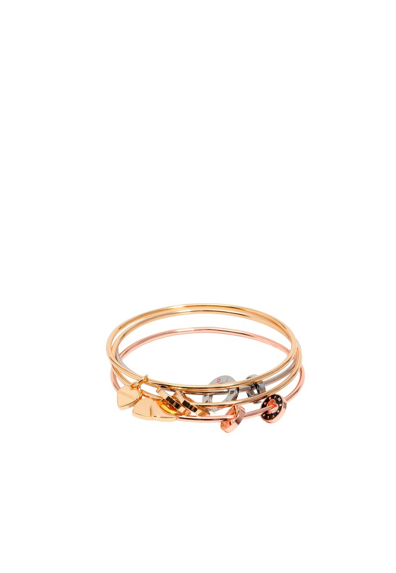 Conjunto de pulseras apiladas en tonos de oro y oro rosa, de diferentes grosores, con charms en forma de corazón y circular. Textura suave.