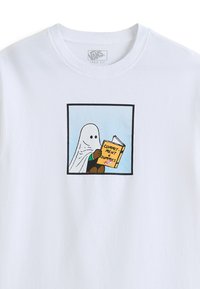 Maglietta bianca in cotone con grafica di un fantasma che tiene un libro intitolato "Impegno per principianti" racchiuso in un bordo nero spesso.