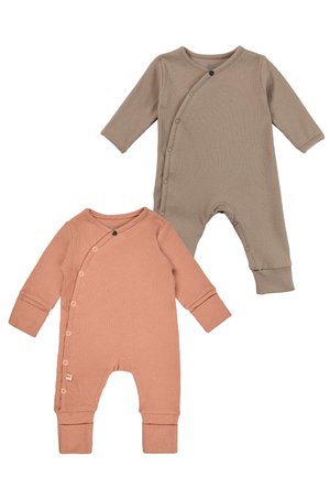 Set aus zwei Baby-Bodys aus geripptem Stoff. Einer in staubigem Pink mit seitlichem Druckknopfverschluss; der andere in Taupe mit Knöpfen vorne.