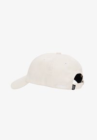 Beige-baseballhatt med böjd skärm, mjukt tyg, broderad logotyp på sidan och justerbar rem bak. 