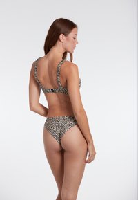 Bikini s uzorkom leoparda s dizajnom remena s volanima, s niskim leđima i visokim izrezom, izrađen od rastezljivog, glatkog materijala.