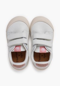 Scarpe in pelle bianca con suole in gomma beige, dotate di due cinturini in velcro e dettagli rosa. Interno foderato con materiale morbido, che mostra i loghi del marchio.
