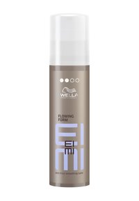 Wella EIMI Flowing Form anti-frizz balsam i en stilren cylindrisk flaska, matt beige med ett genomskinligt lock, har blå och svarta text detaljer.