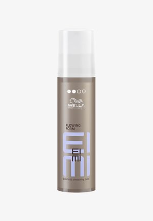 Wella EIMI Flowing Form anti-frizz balsem in een slanke cilindervormige fles, matte beige met een transparante dop, heeft blauwe en zwarte tekstaccenten.