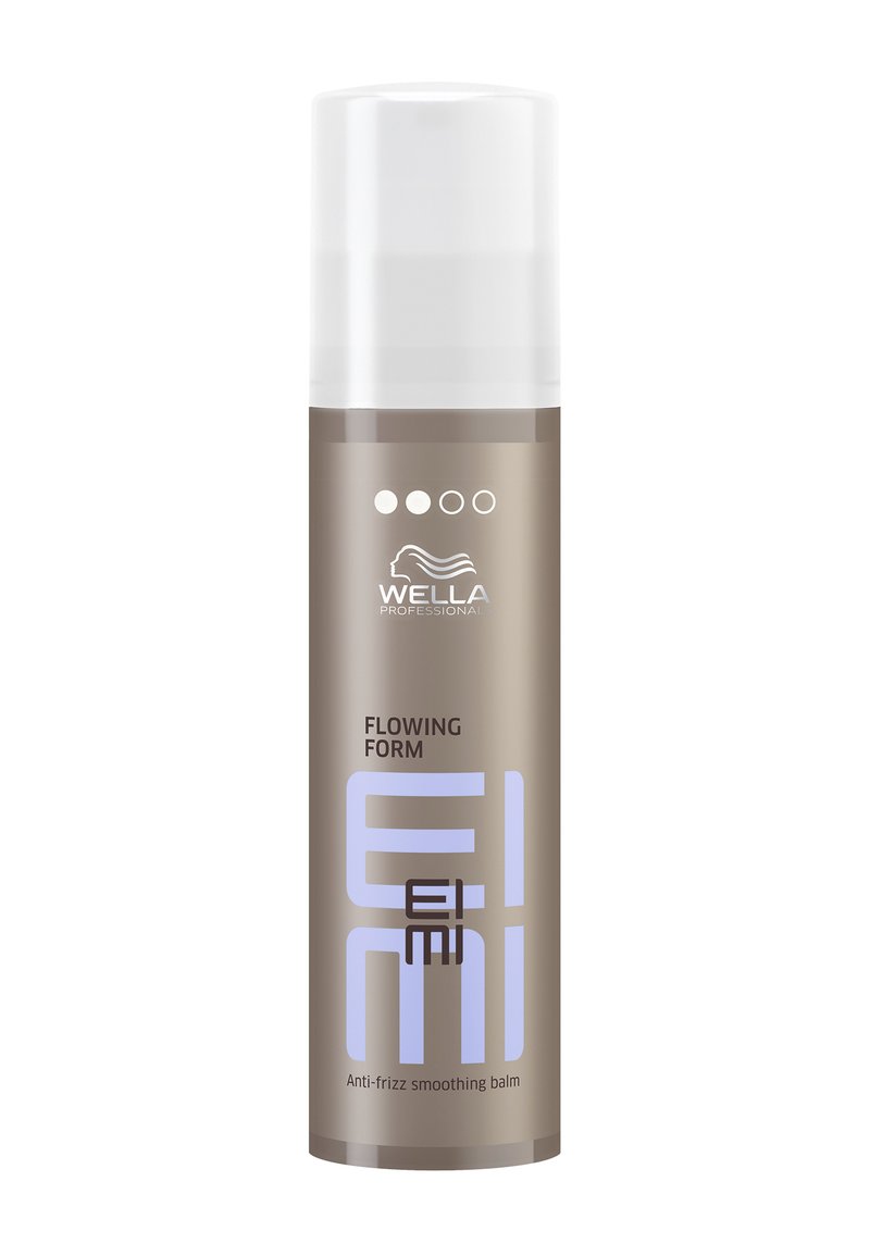Wella EIMI Flowing Form anti-frizz balsam i en stilren cylindrisk flaska, matt beige med ett genomskinligt lock, har blå och svarta text detaljer.